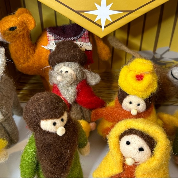 Nativity Set Handcrafted Wool 15 pieces - Picture 8 of 10